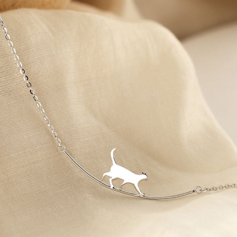 Elegant silverhalsband med en klättrande katt - Felina