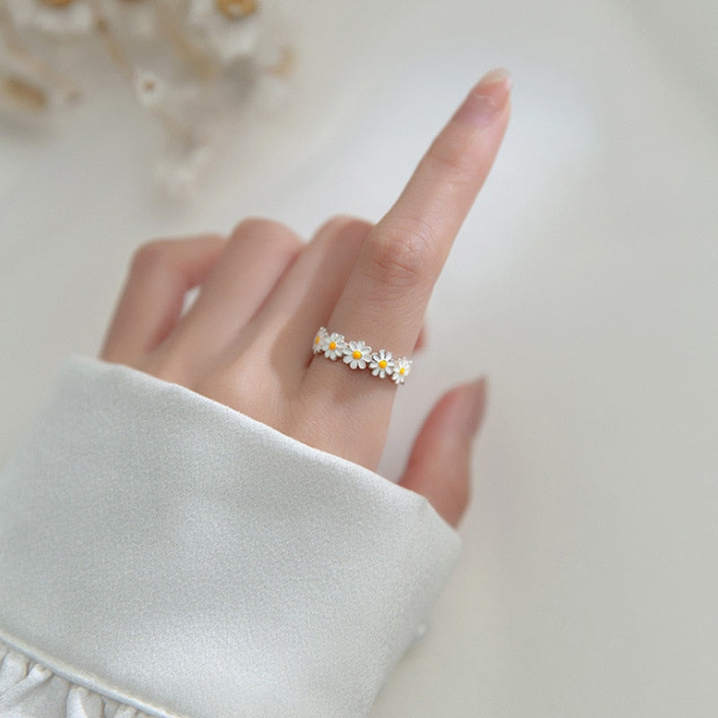 Charming and Chic Daisy Flower Ring