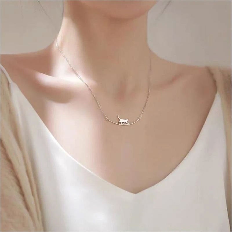 Elegant silverhalsband med en klättrande katt - Felina