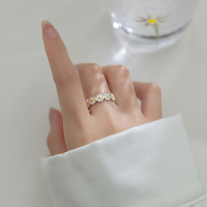 Charming and Chic Daisy Flower Ring