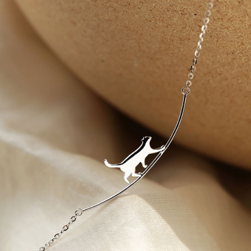 Elegant silverhalsband med en klättrande katt - Felina