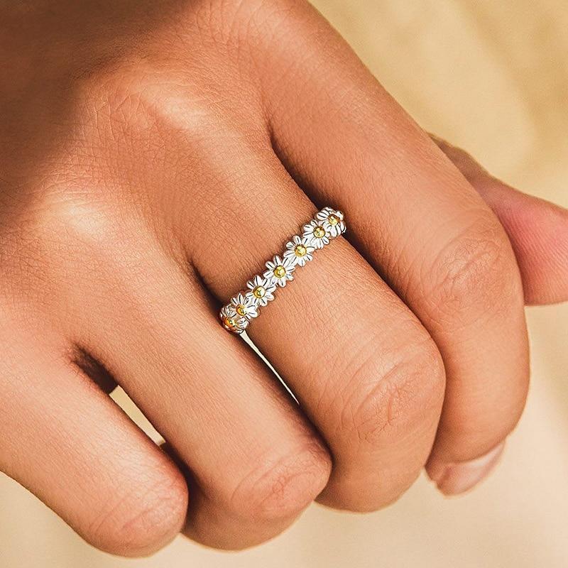Elegant Adjustable Silver Ring with Daisies - Fiora 
