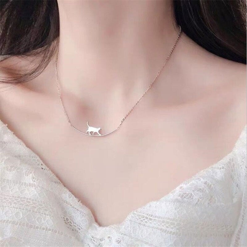 Elegant silverhalsband med en klättrande katt - Felina