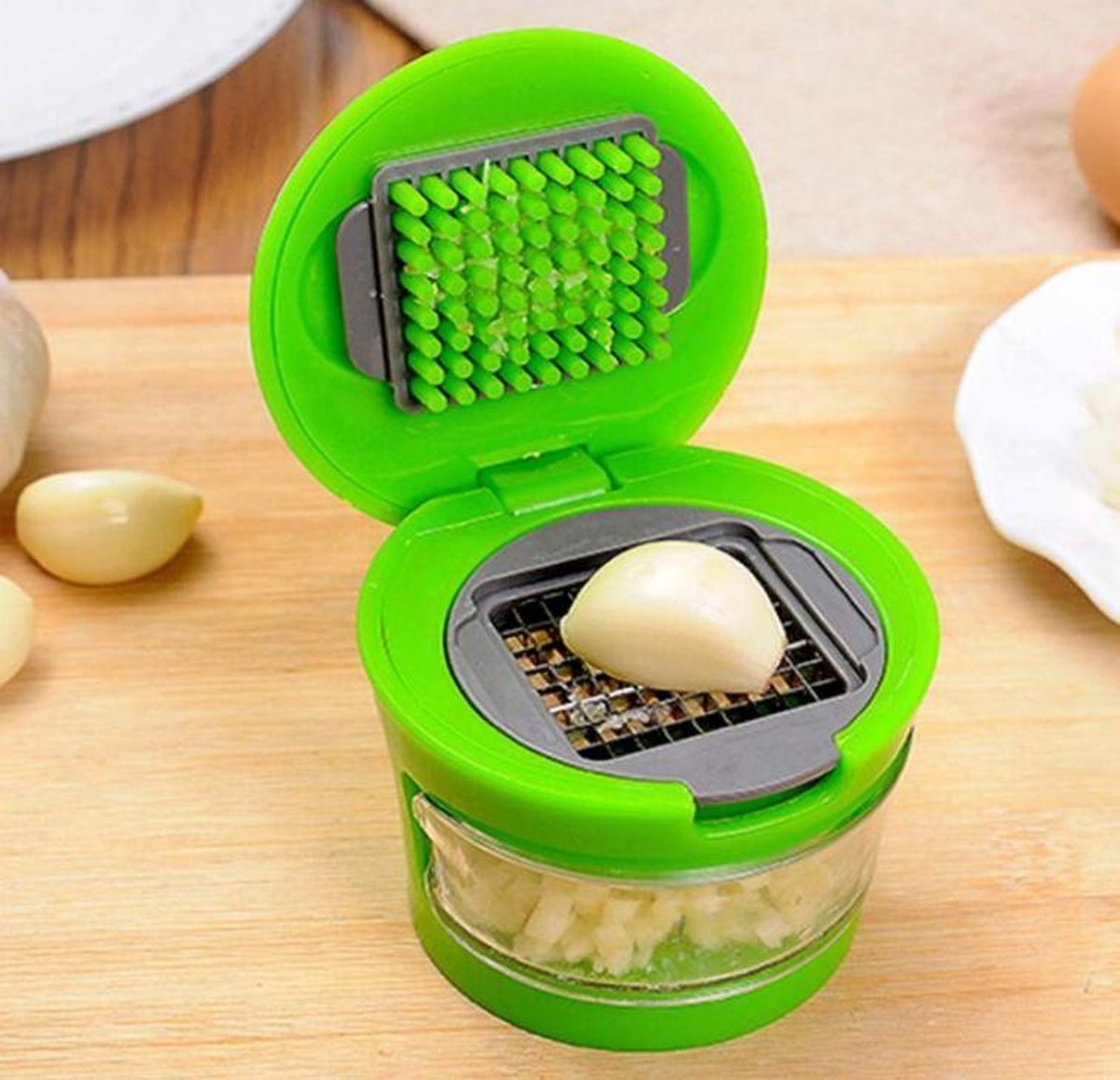 Garlic Press Pro - Compact garlic press with container