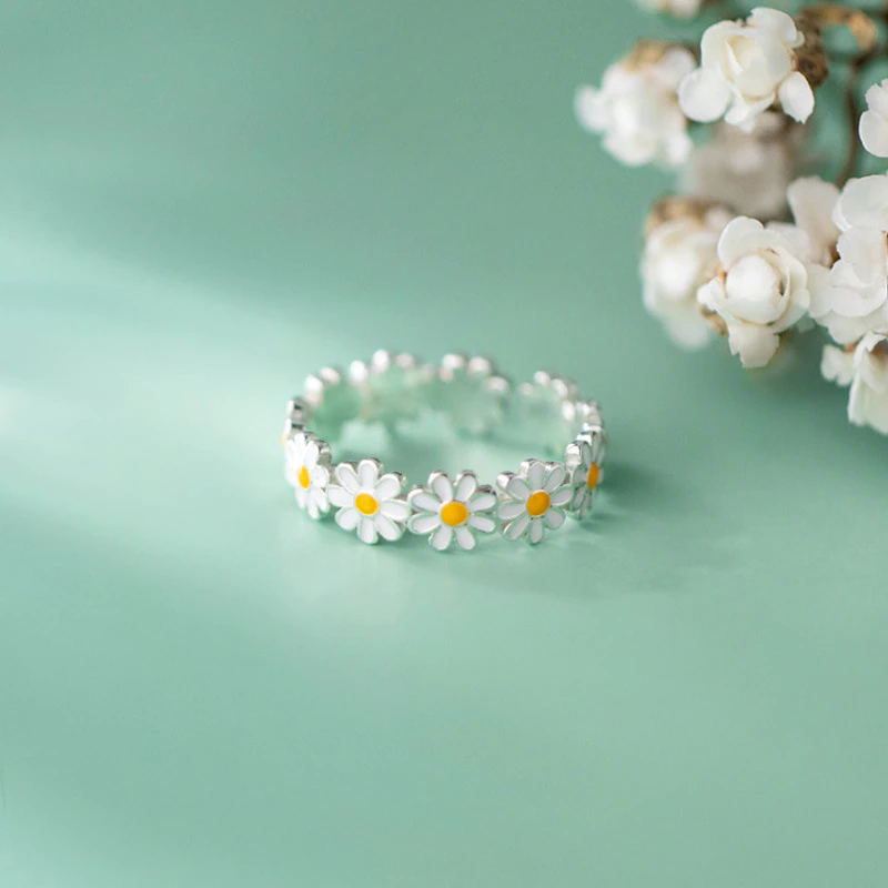 Charming and Chic Daisy Flower Ring