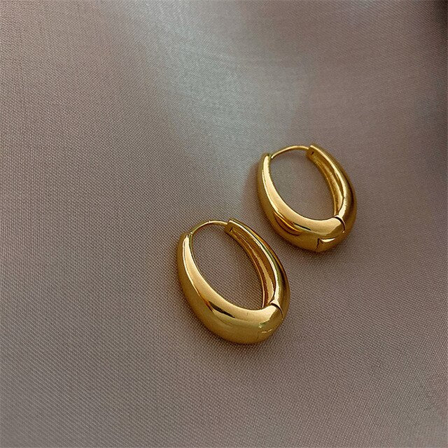 Elegant Gold Earrings in Classic Design