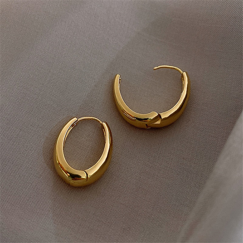 Elegant Gold Earrings in Classic Design
