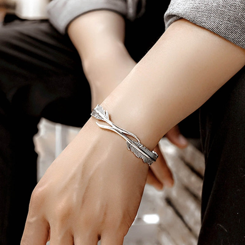 Elegant Adjustable Bracelet with Enchanting Silver Feathers