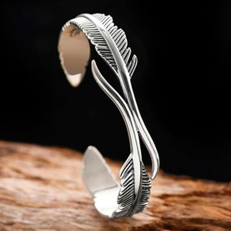 Elegant Adjustable Bracelet with Enchanting Silver Feathers