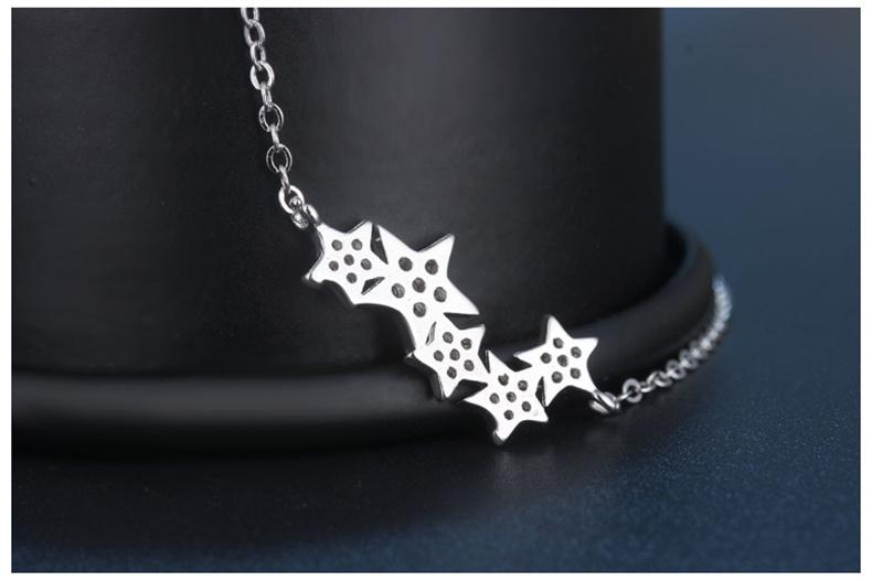 StarGleam Necklace - Stylish Silver Star Wreath