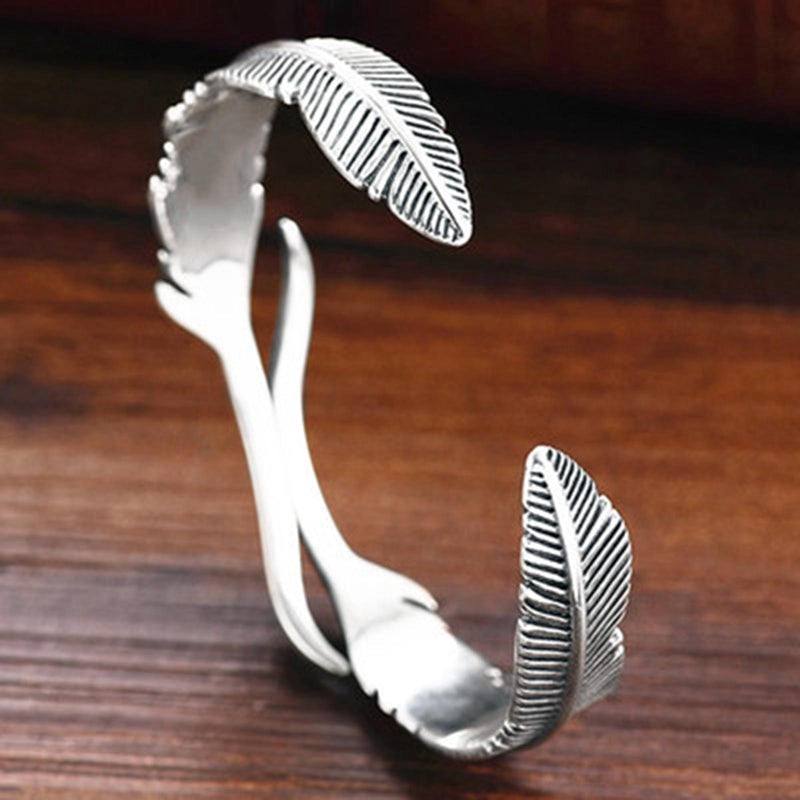 Elegant Adjustable Bracelet with Enchanting Silver Feathers