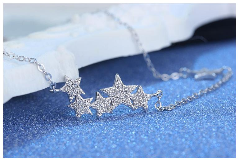 StarGleam Necklace - Stylish Silver Star Wreath