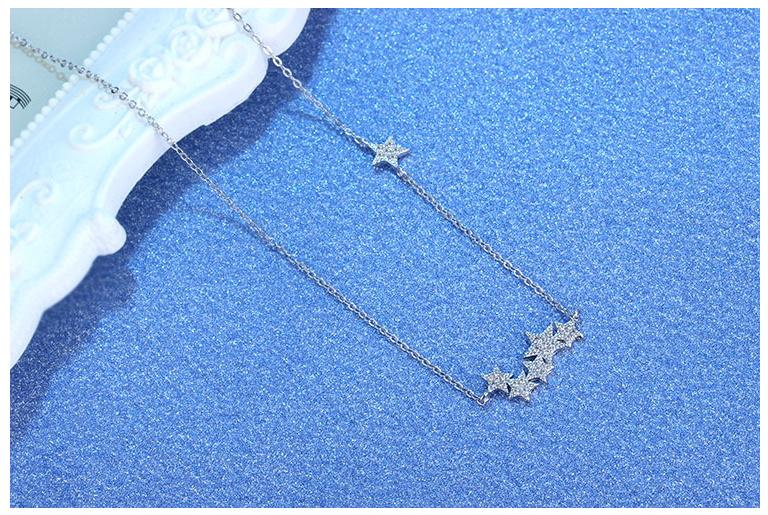 StarGleam Necklace - Stylish Silver Star Wreath