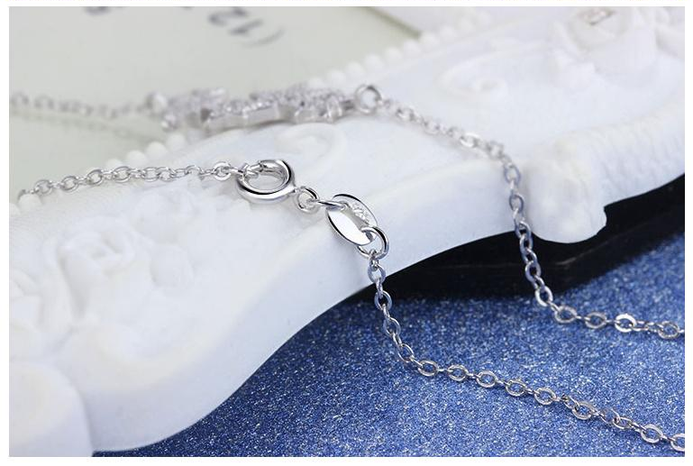 StarGleam Necklace - Stylish Silver Star Wreath