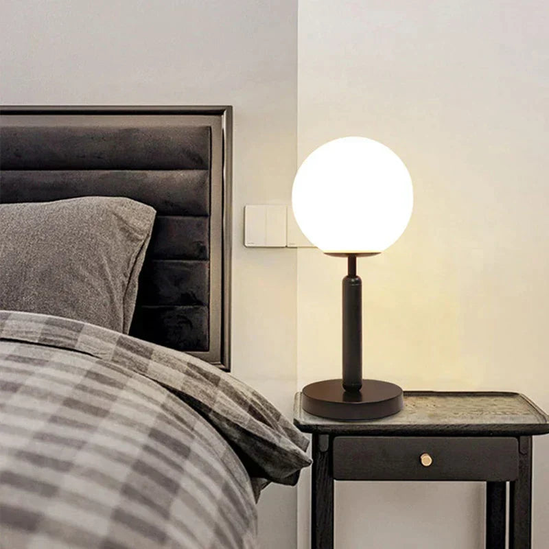 GlowSphere - Stijlvolle Brass &amp; Glass LED Table Lamp