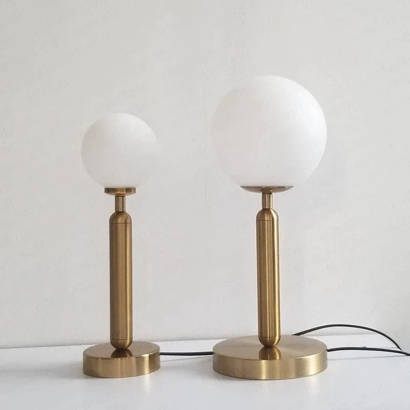 GlowSphere - Stijlvolle Brass &amp; Glass LED Table Lamp