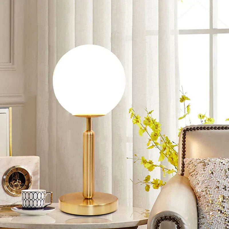 GlowSphere - Stijlvolle Brass &amp; Glass LED Table Lamp