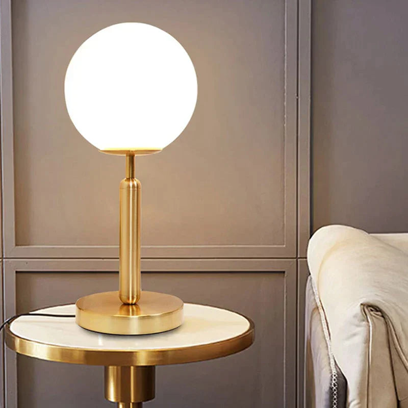 GlowSphere - Stijlvolle Brass &amp; Glass LED Table Lamp