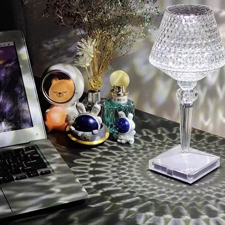 Liesbeth Crystal Lamp – Luxurious Table Lamp with USB Charging Function