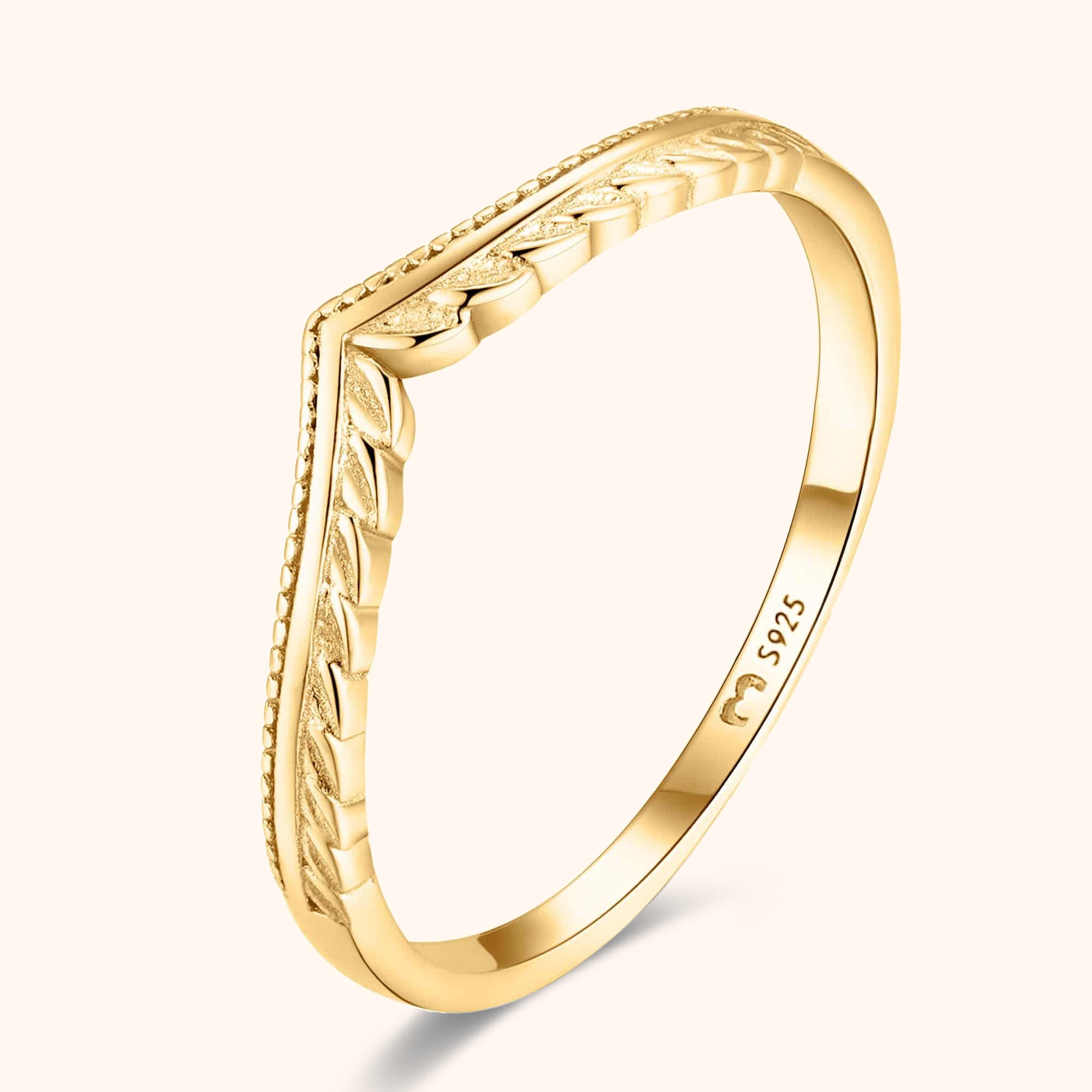Elegant Vera Ring with Beautiful Leaf Pattern