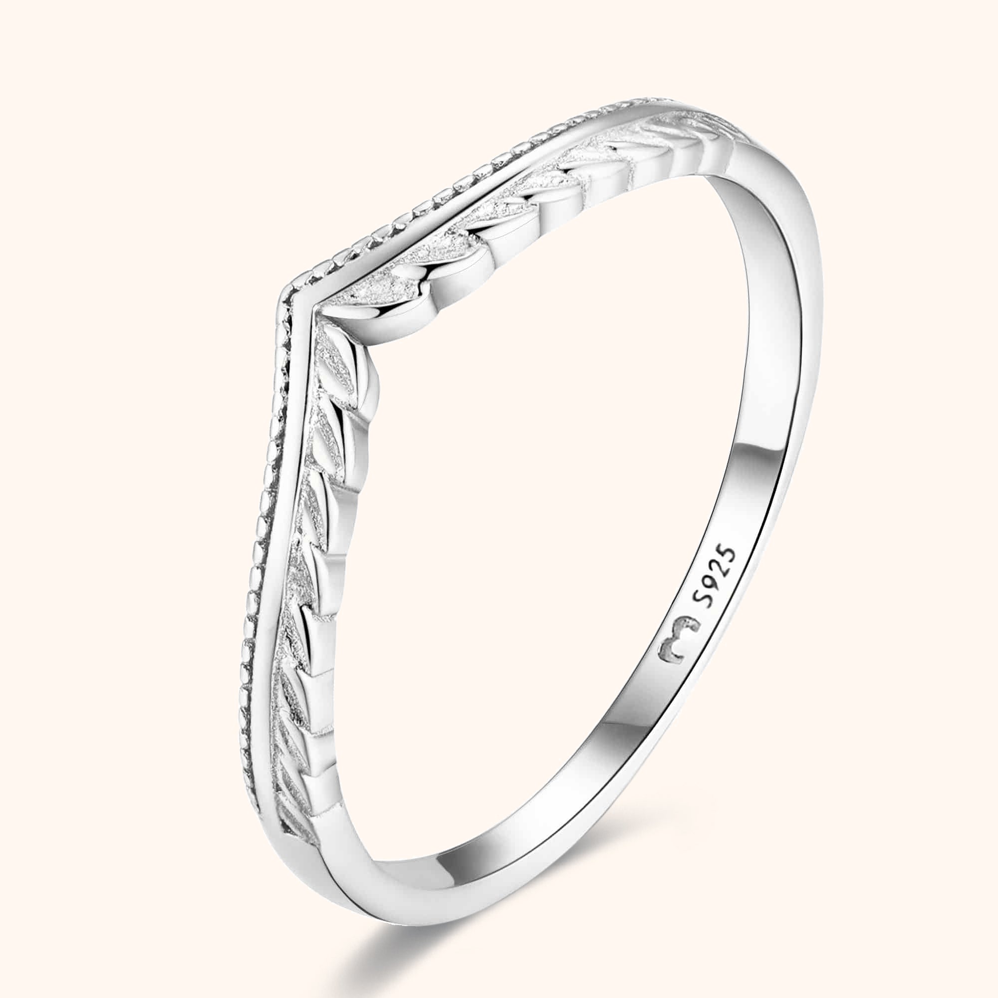 Elegant Vera Ring with Beautiful Leaf Pattern