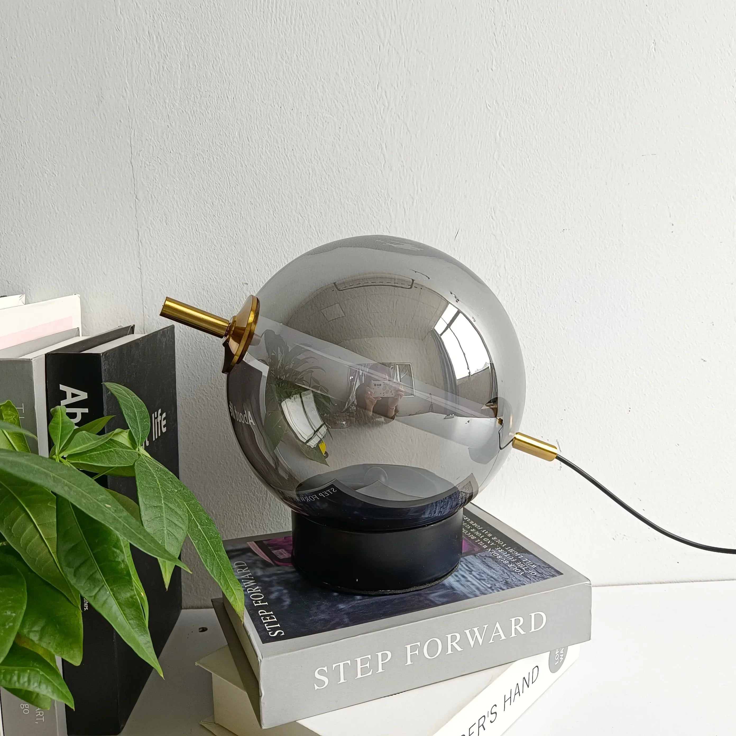 Retro Glass Table Lamp with Warm Glow - Timeless Elegance