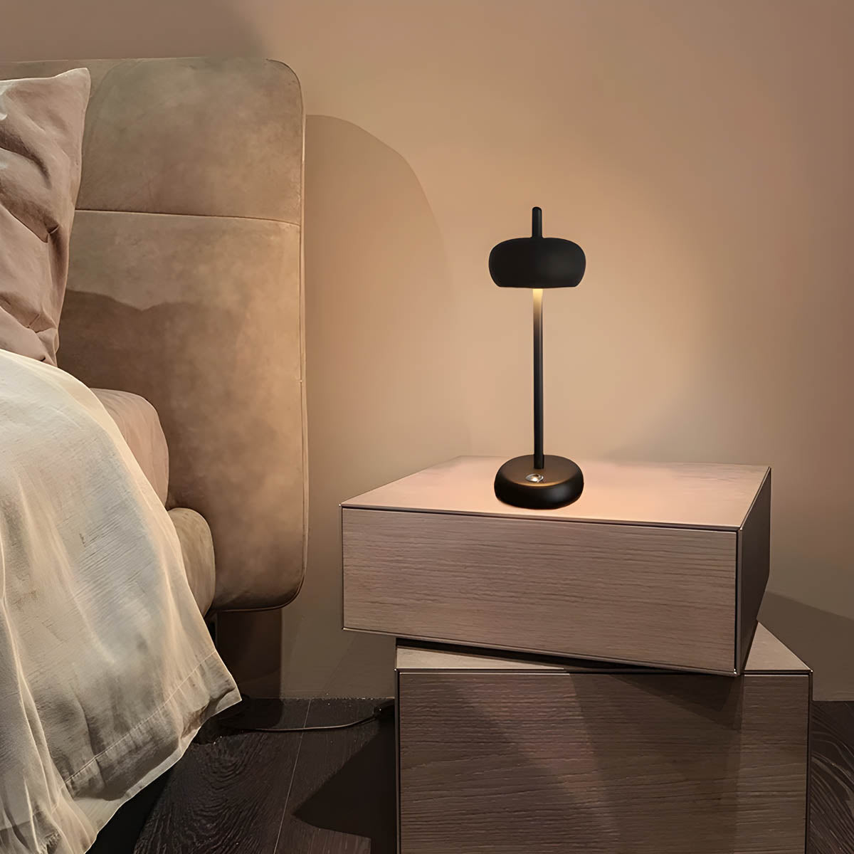 SleekGlow Bordslampa - Modern Design för Fina Interiörer