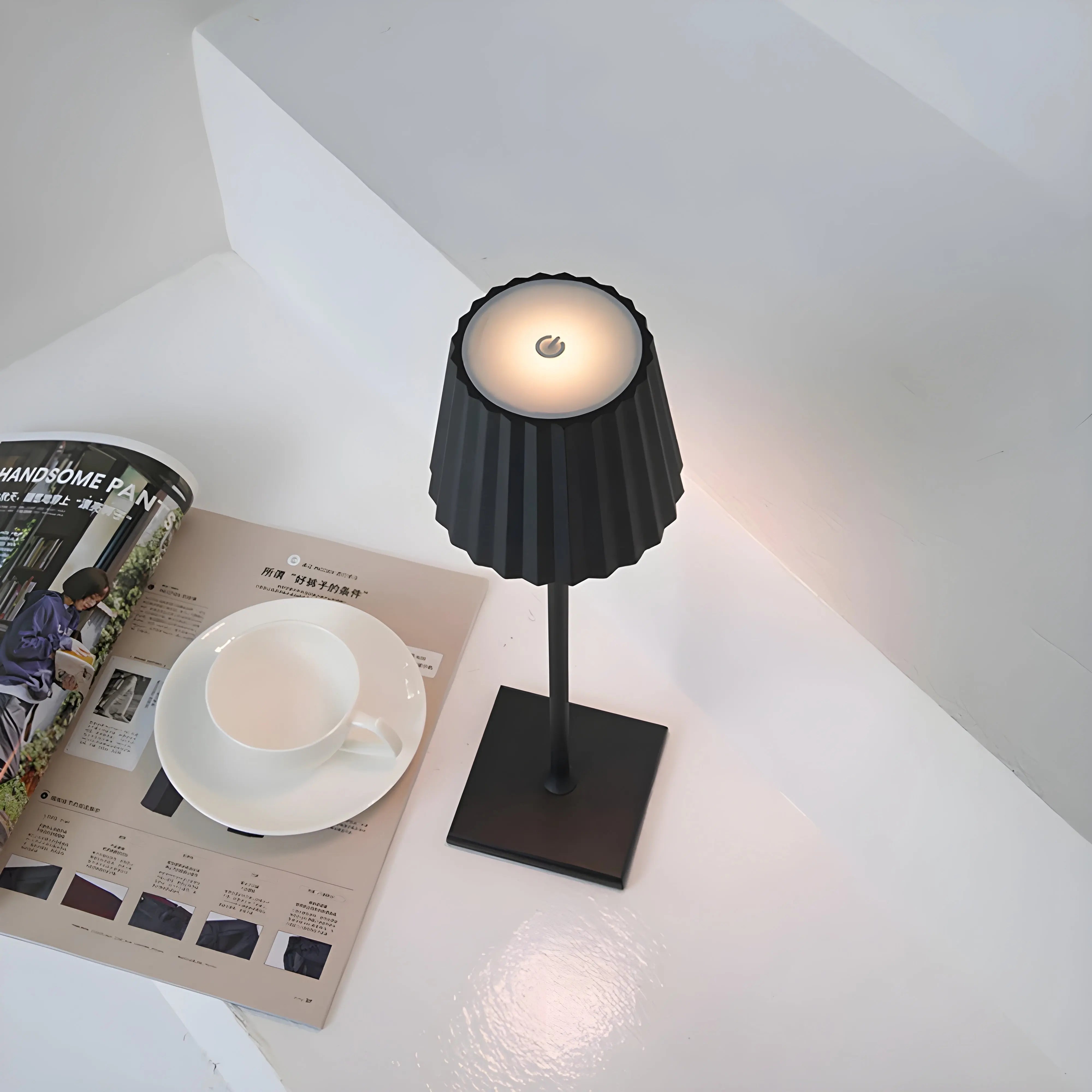 Luxe Scandinavian Wireless Table Lamp Arlo – Elegant LED Lighting with USB Charging Function