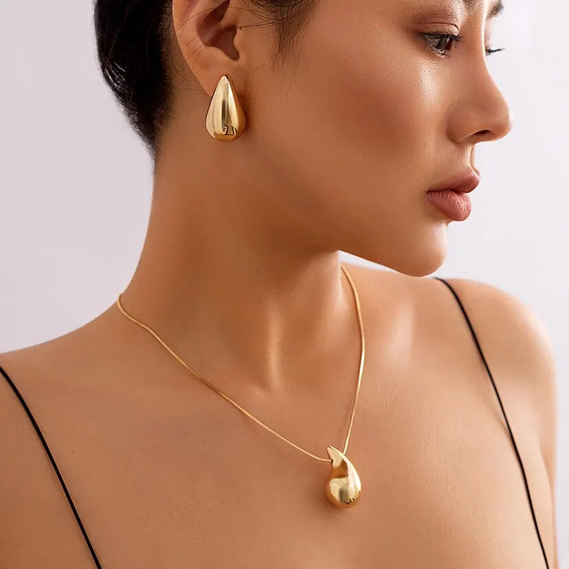 BeanGlam - Chic pea set with necklace and earrings