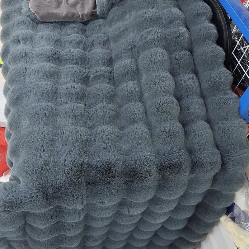 ChicWarmth - Luxurious Throw for Ultimate Comfort