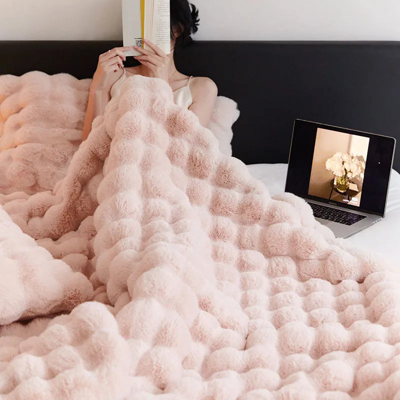 ChicWarmth - Luxurious Throw for Ultimate Comfort