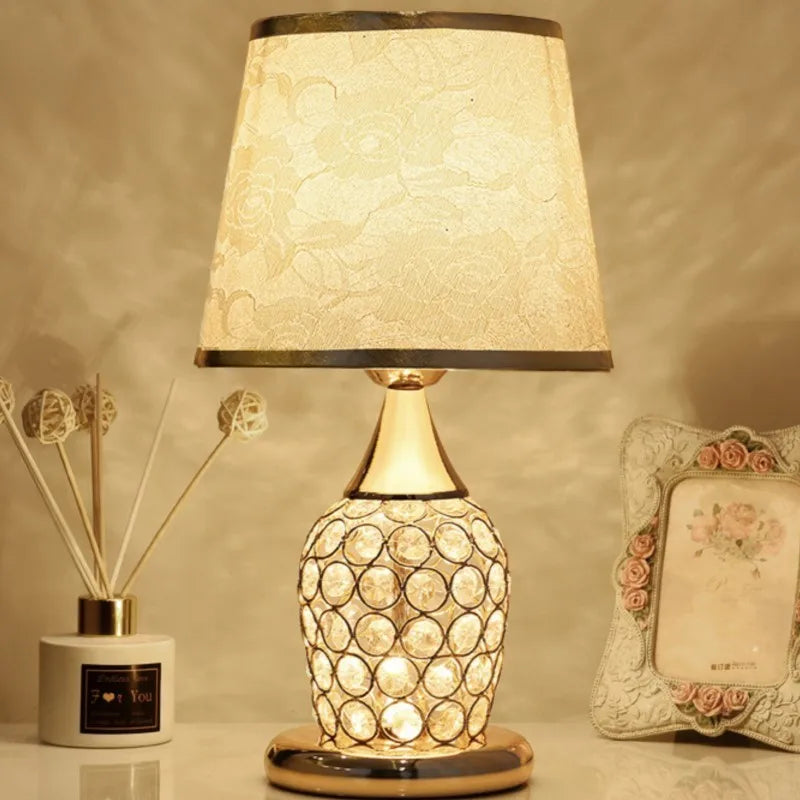 CrystalGlow - Elegant Table Lamp in Crystal Glass
