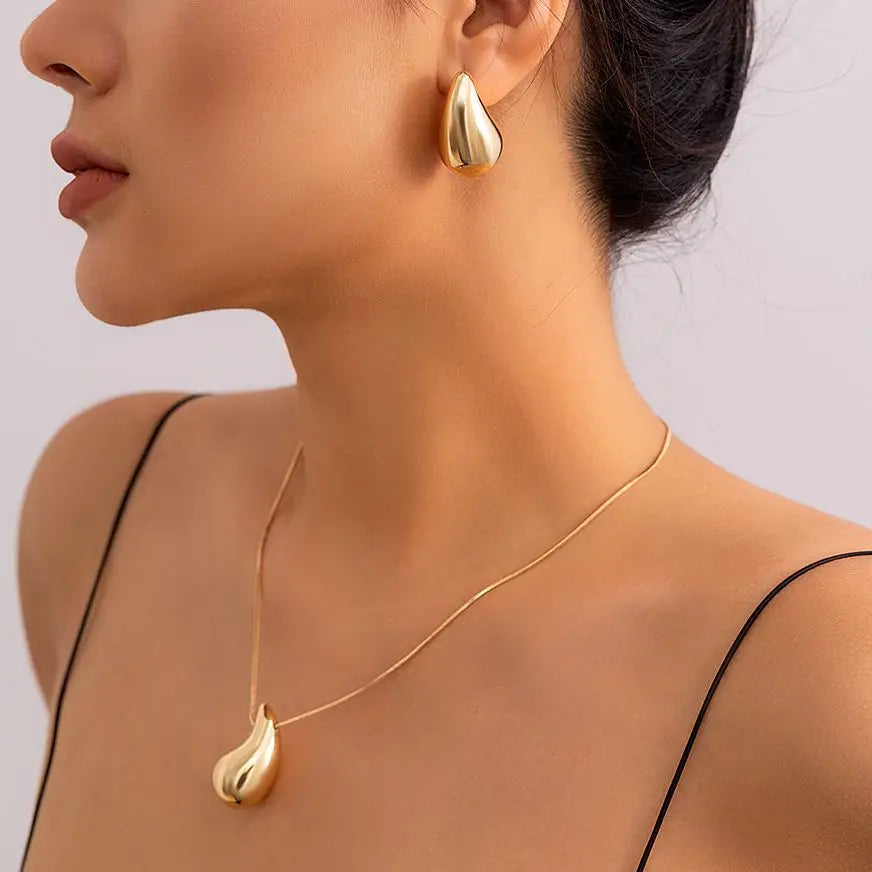 BeanGlam - Chic pea set with necklace and earrings