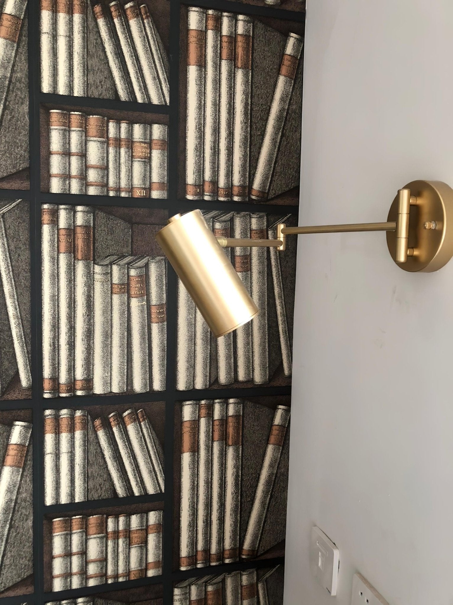 ModernGlow - Stylish Wall Lamp in Metal and Acrylic