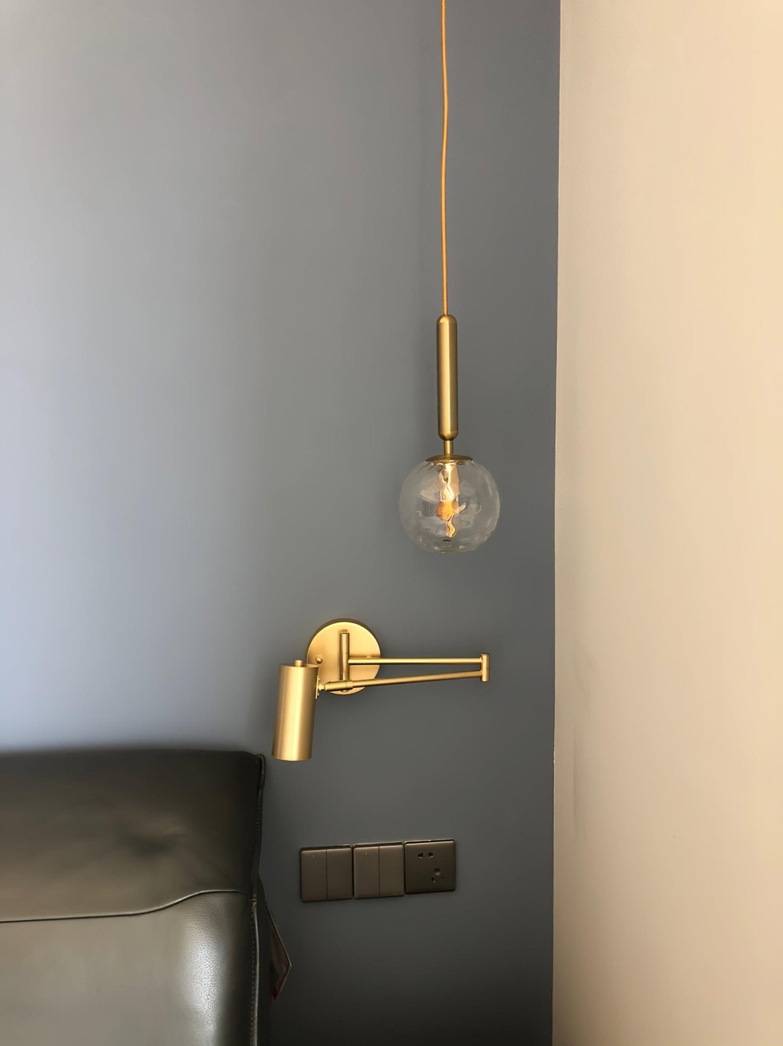 ModernGlow - Stylish Wall Lamp in Metal and Acrylic