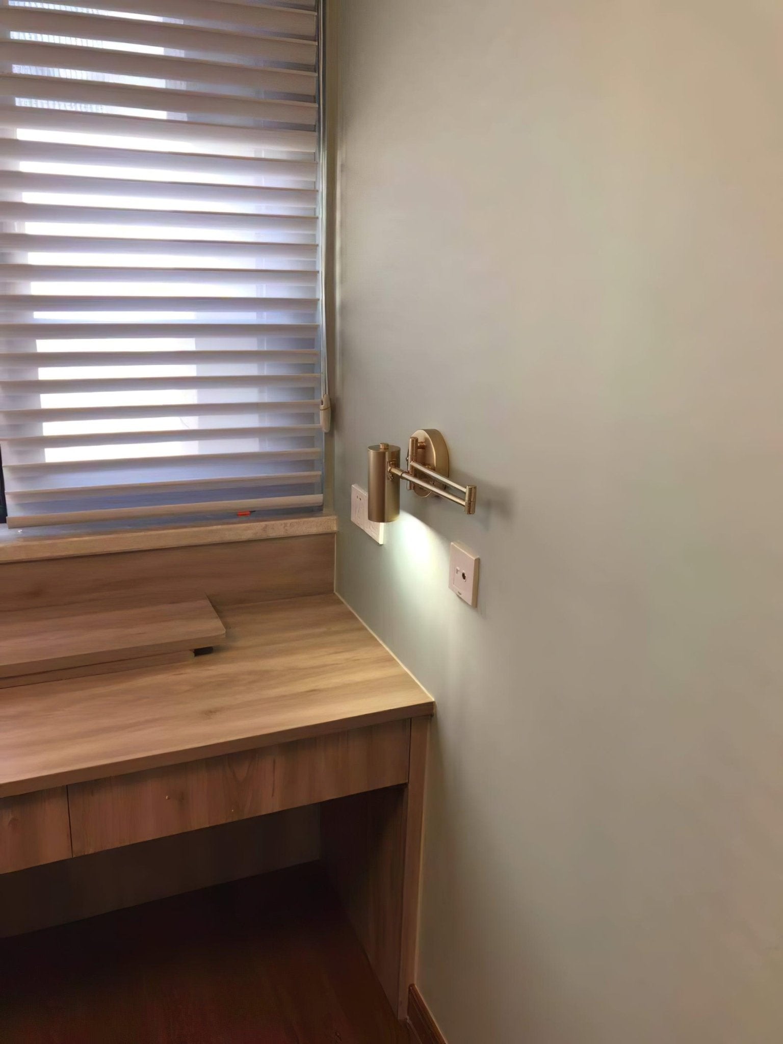 ModernGlow - Stylish Wall Lamp in Metal and Acrylic