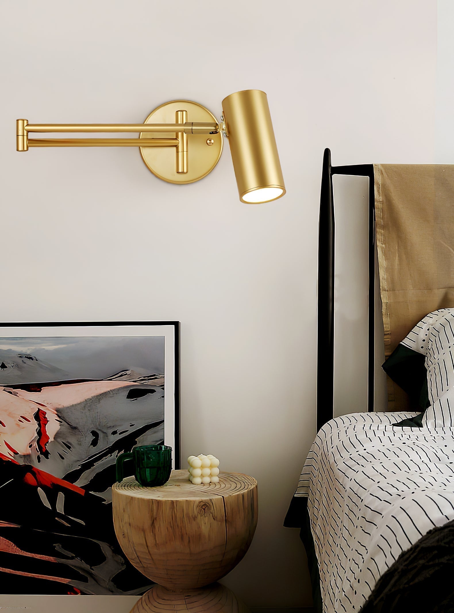 ModernGlow - Stylish Wall Lamp in Metal and Acrylic