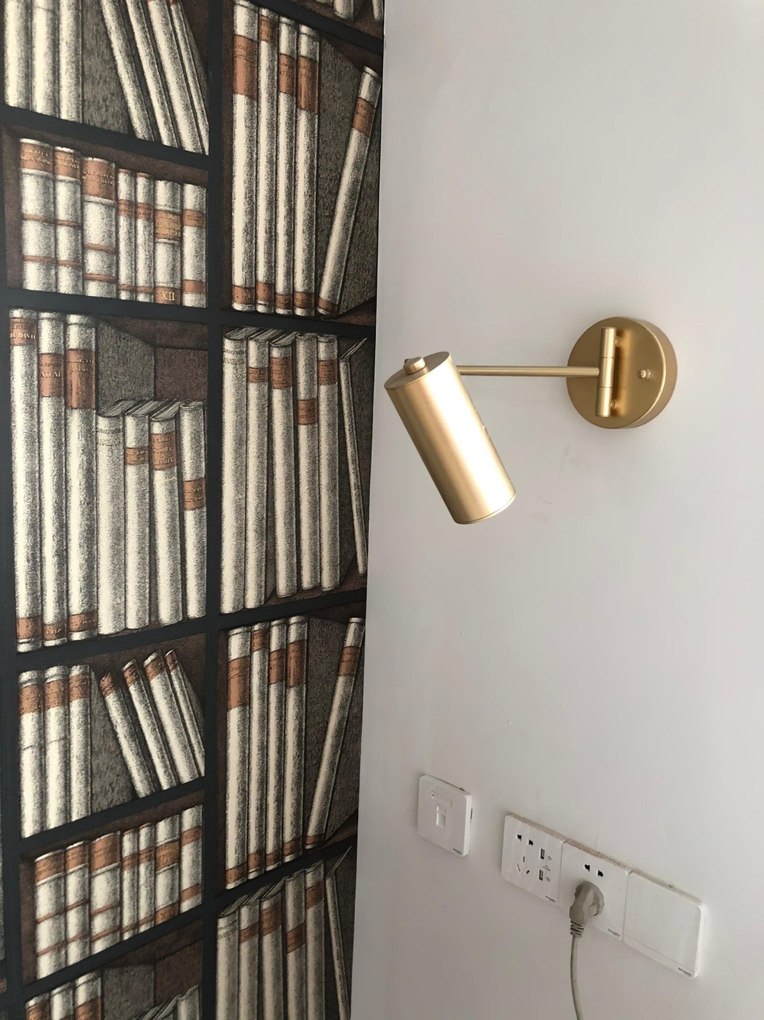 ModernGlow - Stylish Wall Lamp in Metal and Acrylic
