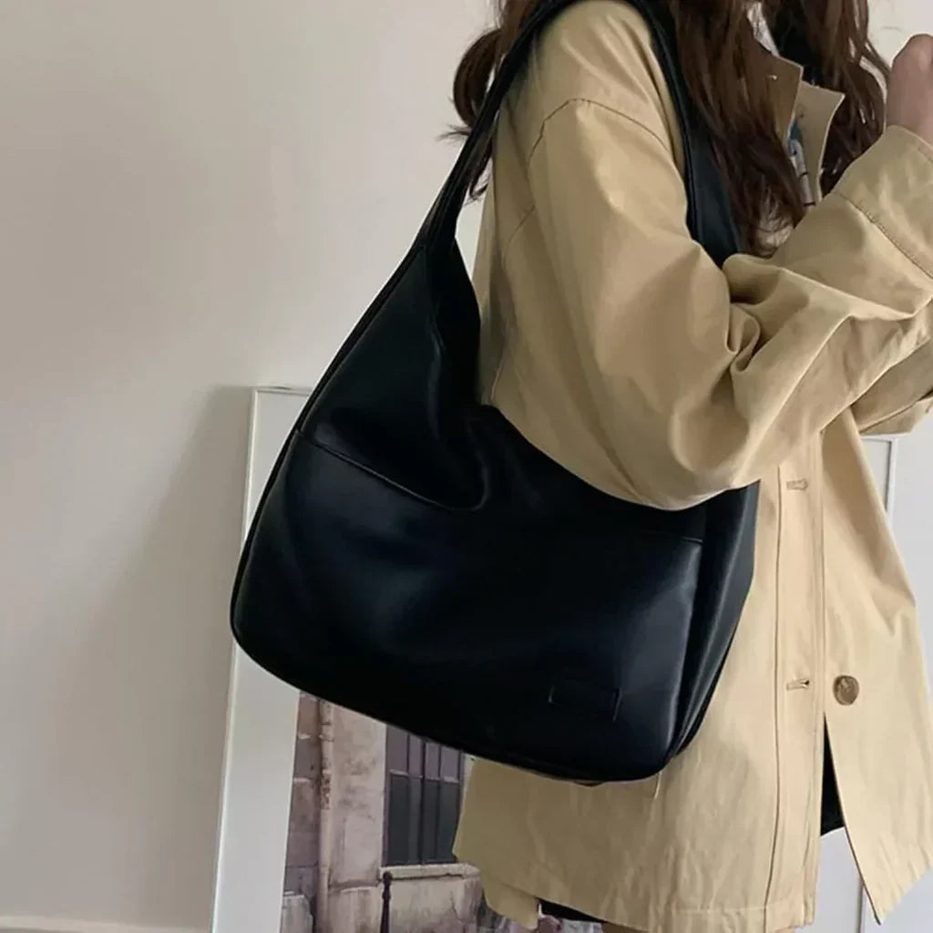 UrbanElegance - Luxurious shoulder bag with stylish design