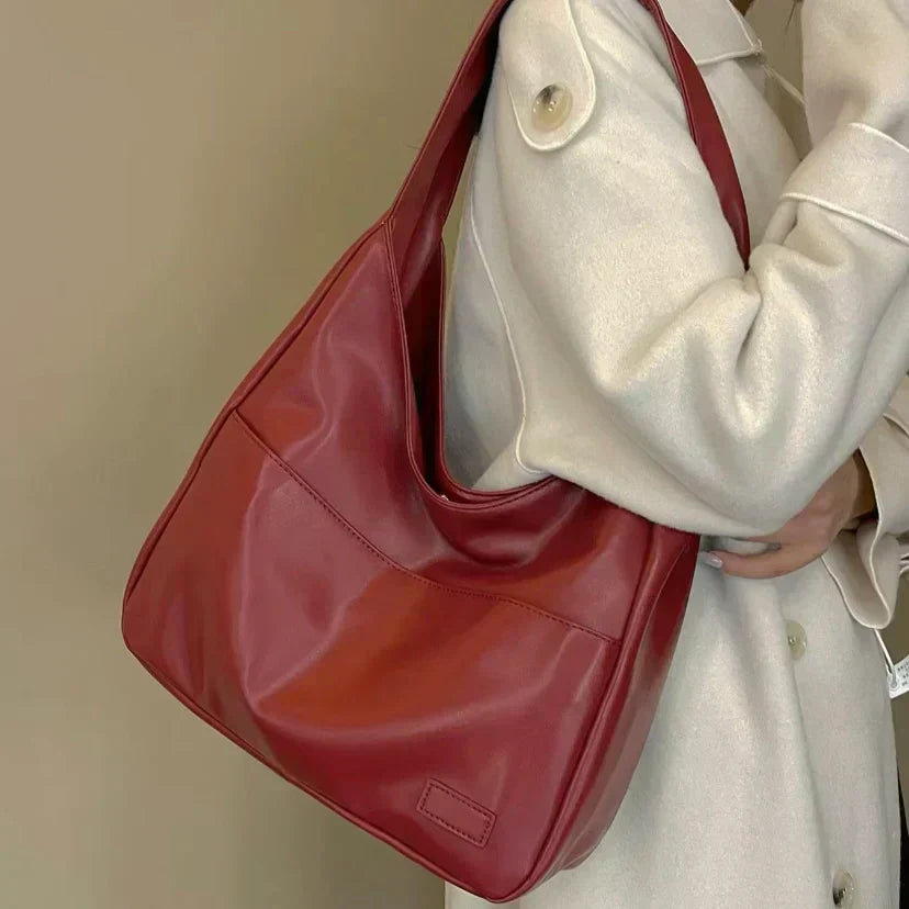 UrbanElegance - Luxurious shoulder bag with stylish design