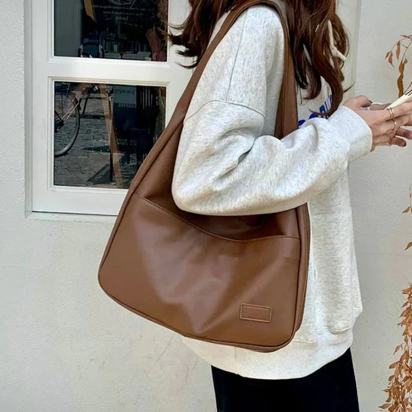UrbanElegance - Luxurious shoulder bag with stylish design