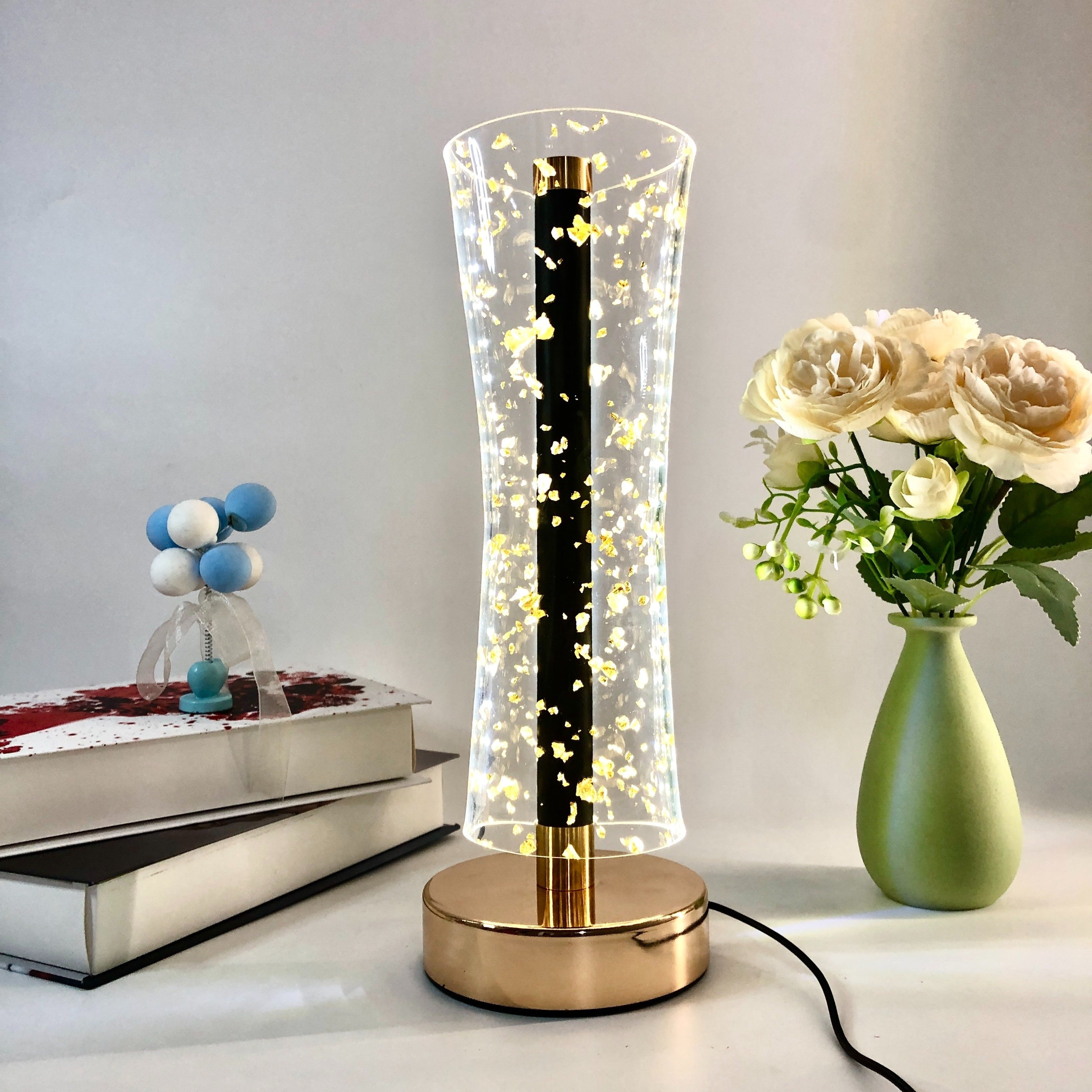 RadiantGlow Lampa - Lyxig Akryl Bordslampa med Gyllene Accenter