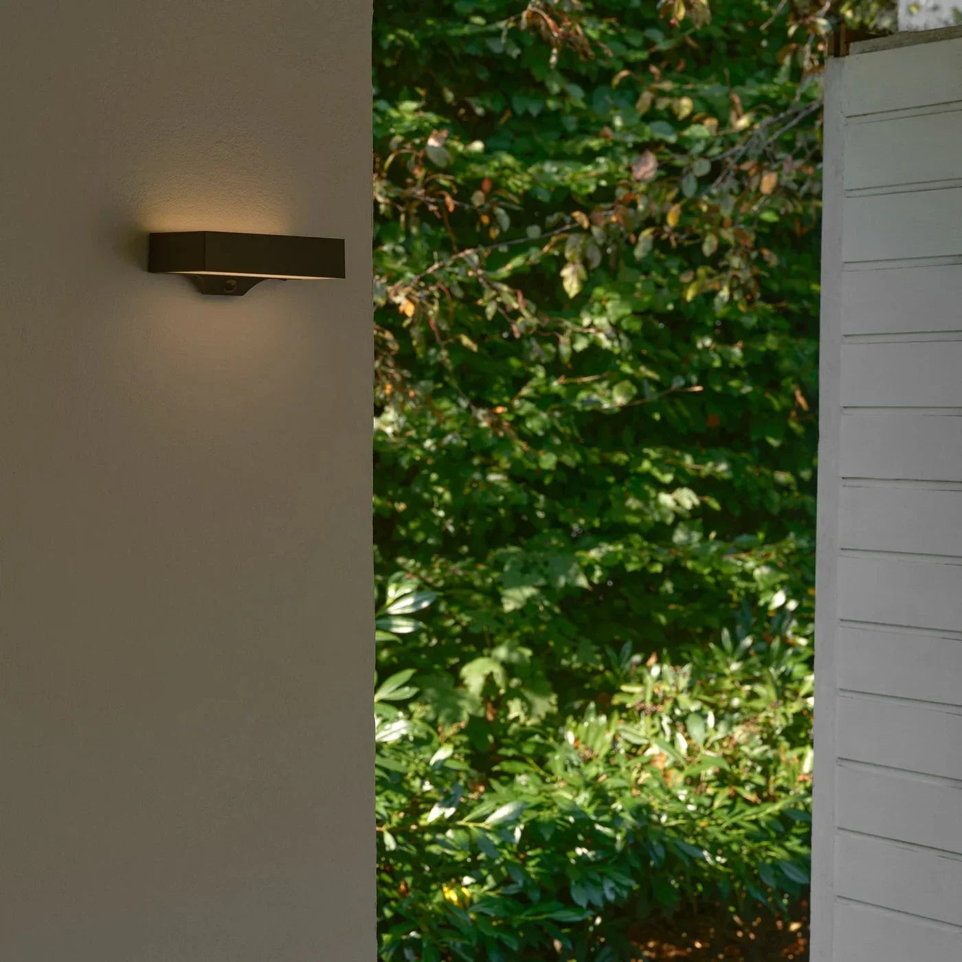 SolarGlow Outdoor Lamp – Wireless LED Wall Lamp with Sensor