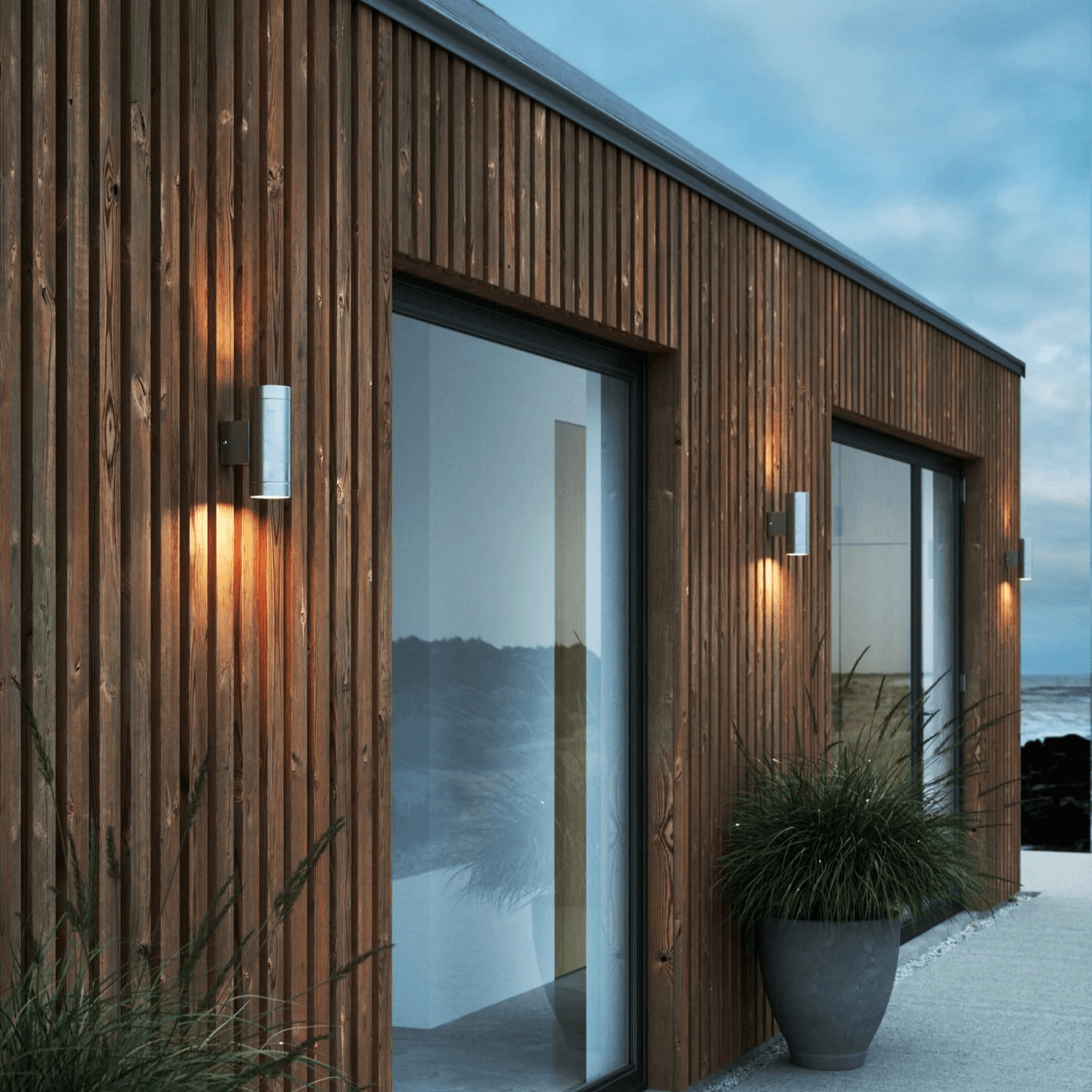 UrbanGlow Lamp – Sleek Silver Up-Down Outdoor Lamp