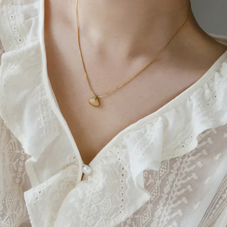 Elegant purple flower necklace with golden scallop