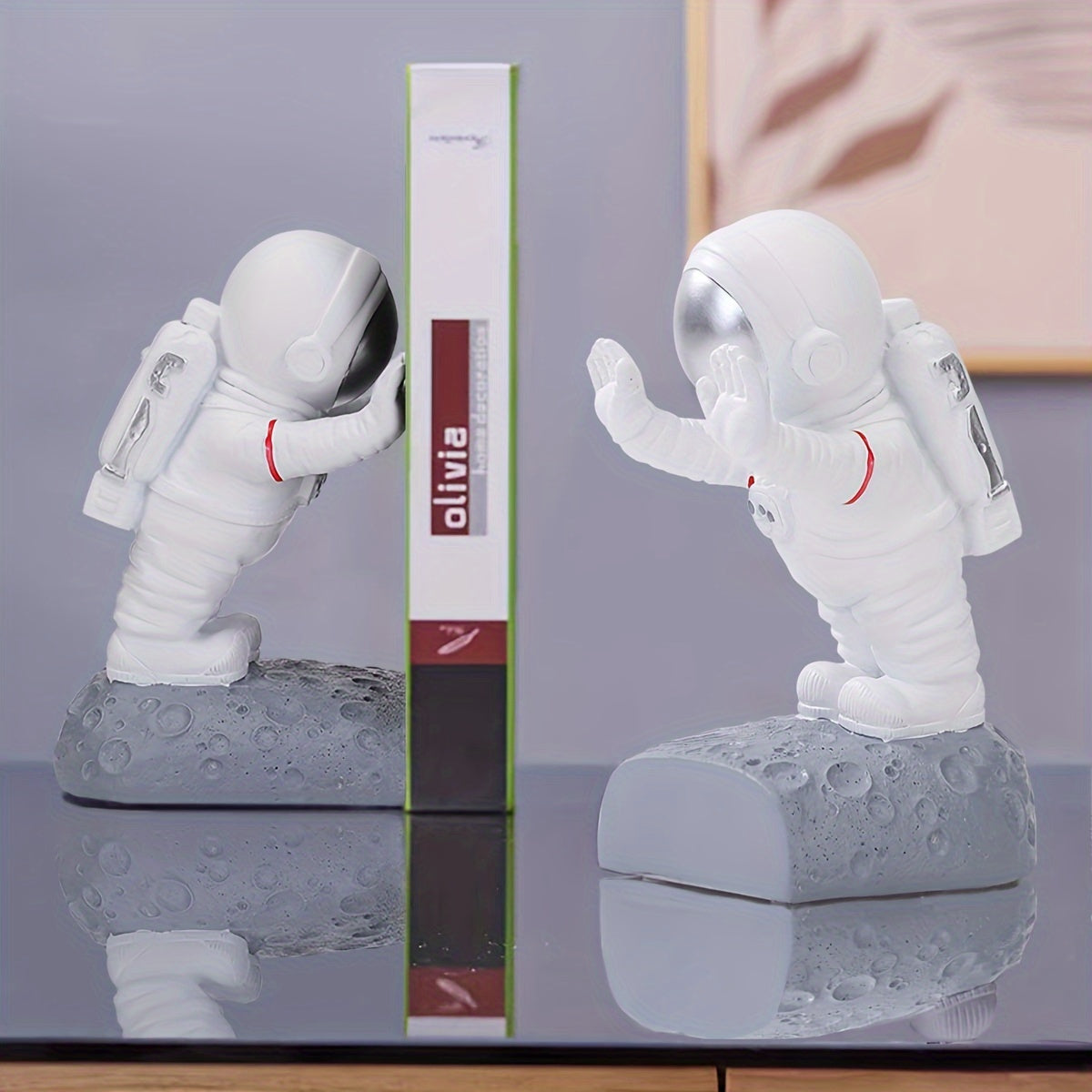 SpaceHold - Astronaut bookend for a space theme