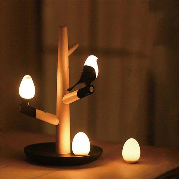 BrightOak Elegance - Smal Trä Bordslampa med Rörelsesensor