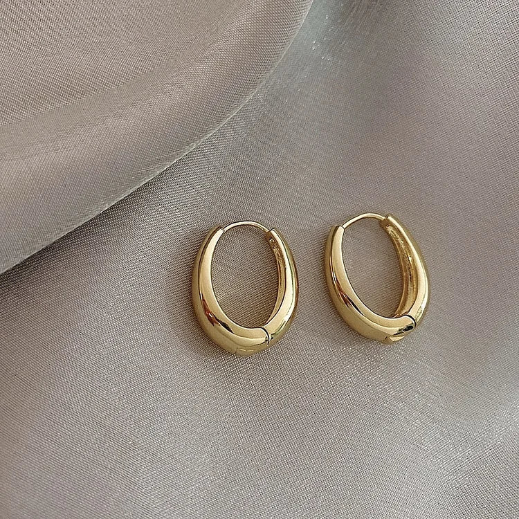 Elegant Gold Earrings from Elisa - A Must-Have Accessory!