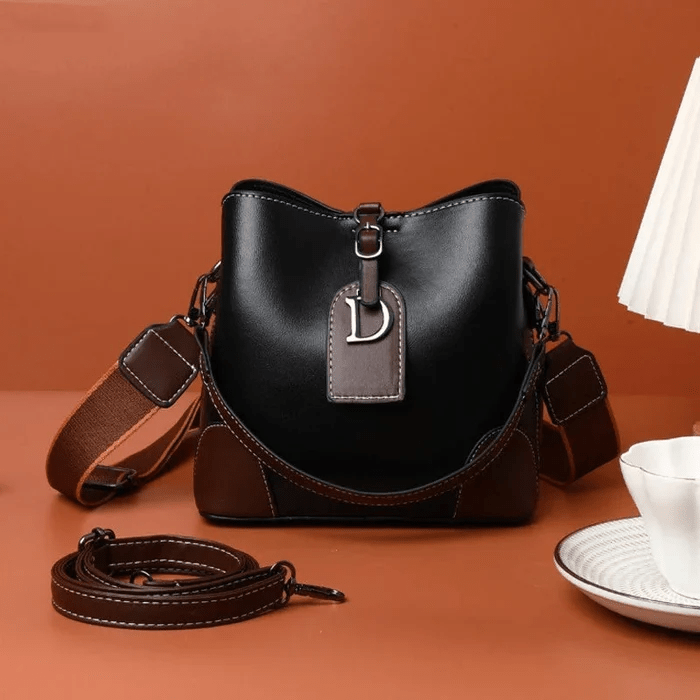 LuxeCarry - Elegant Leather Shoulder Bag with Lots of Space