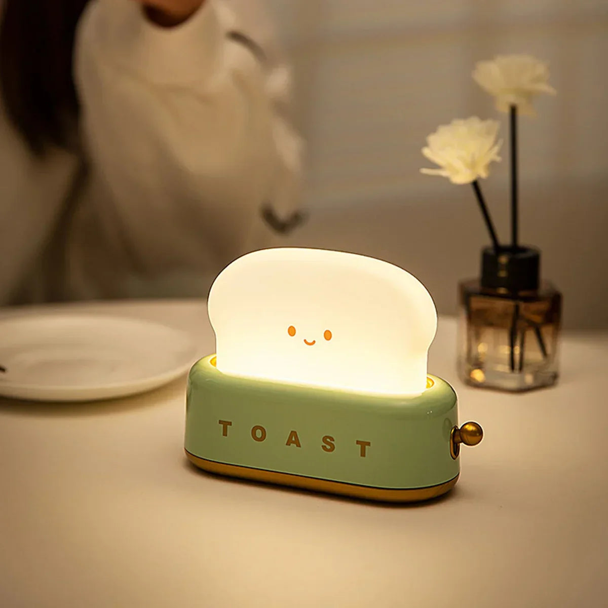 ToastieGlow – Charming night light in the shape of toast